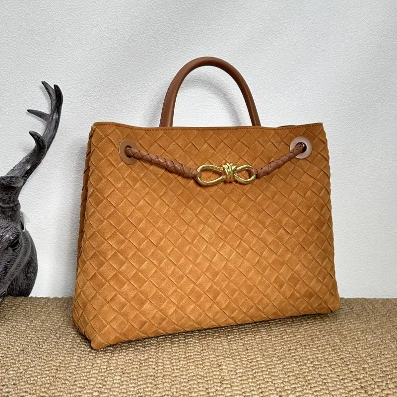 Bottega Veneta Замшева сумка BV Andiamo 32 см — Фото 2