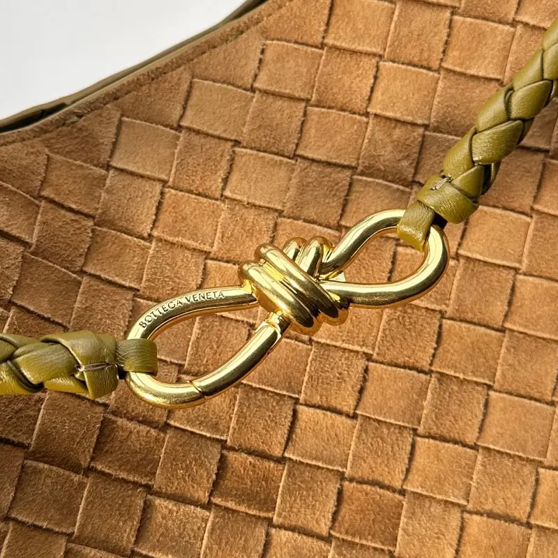 Bottega Veneta Замшева сумка BV Andiamo 32 см — Фото 4