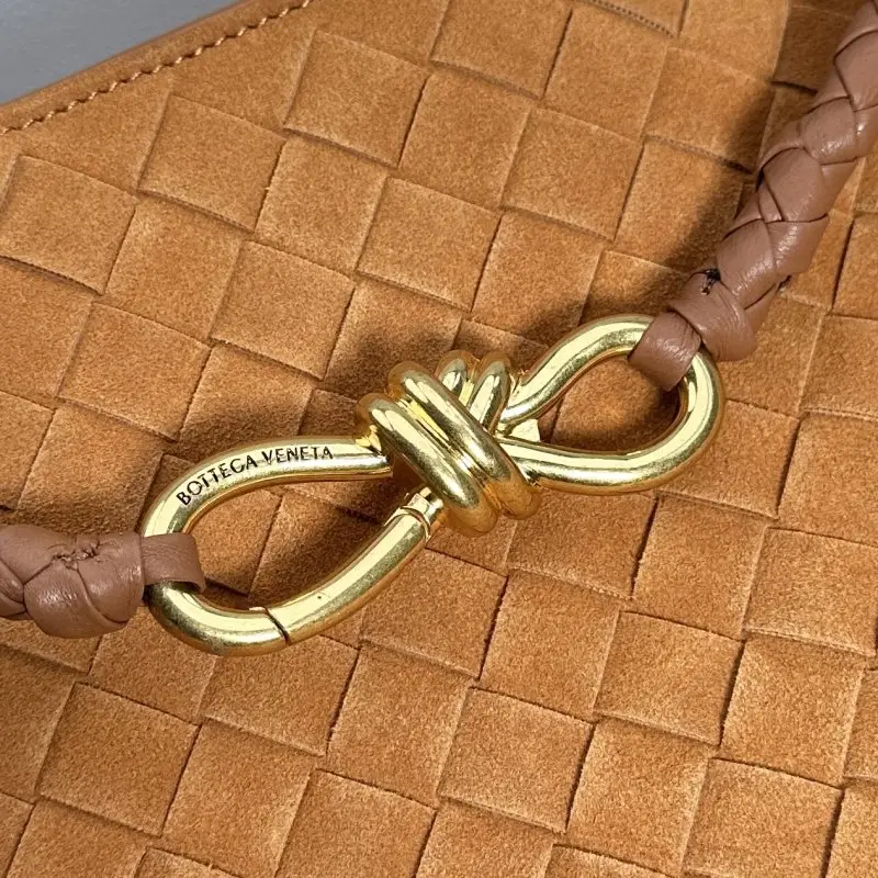 Bottega Veneta Замшева сумка BV Andiamo 32 см — Фото 4