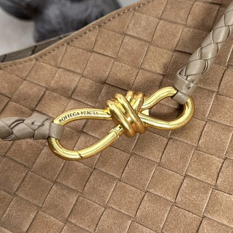 Bottega Veneta Замшевая сумка BV Andiamo 32 см — Фото 4