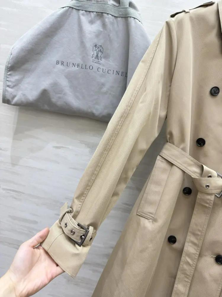Brunello Cucinelli Длинный двубортный тренч цвета хаки — Фото 2