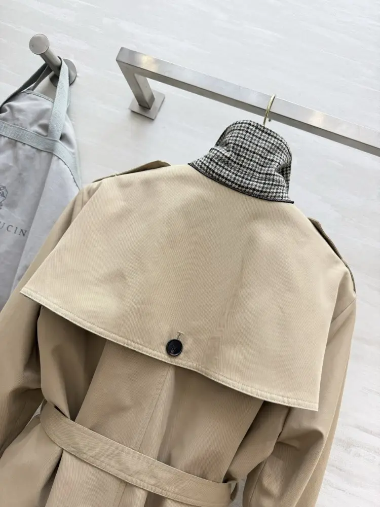 Brunello Cucinelli Длинный двубортный тренч цвета хаки — Фото 3