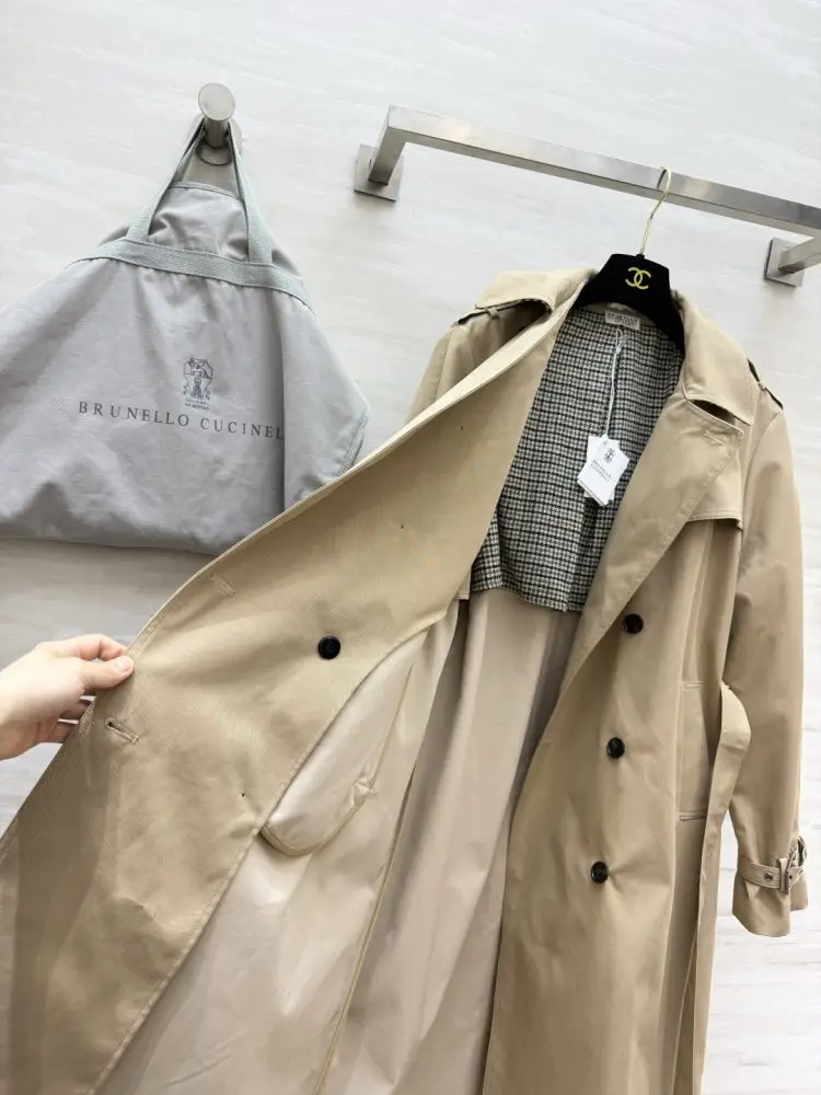 Brunello Cucinelli Длинный двубортный тренч цвета хаки — Фото 4