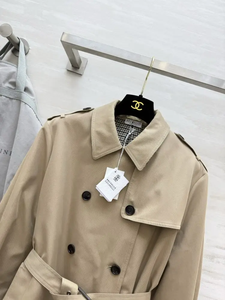 Brunello Cucinelli Длинный двубортный тренч цвета хаки — Фото 5