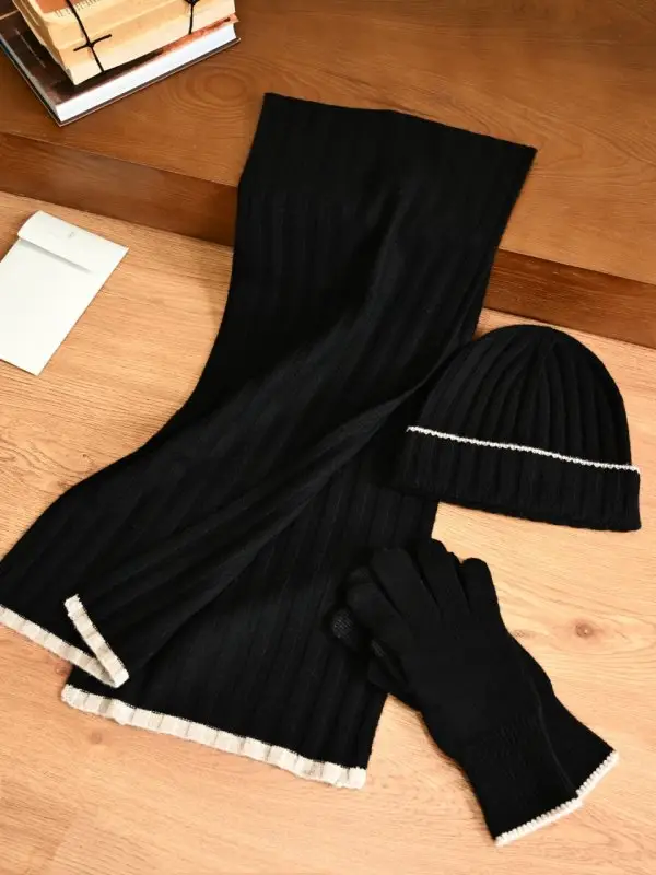Brunello Cucinelli — Scarf, a cap and gloves of cashmere