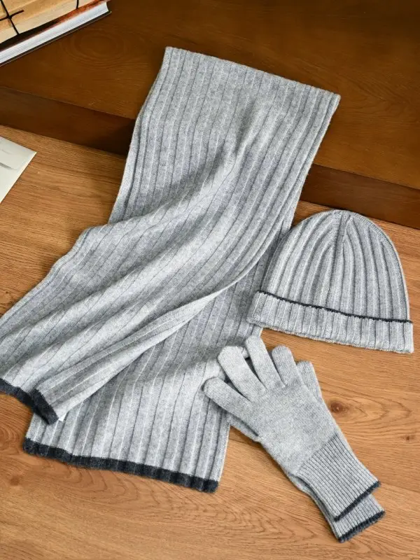 Brunello Cucinelli — Scarf, a cap and gloves of cashmere
