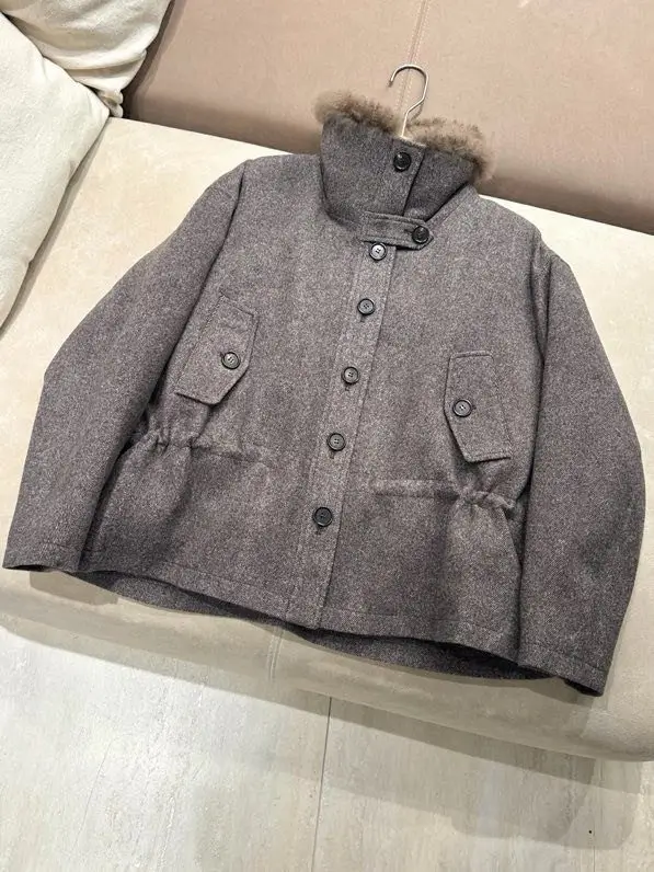 Brunello Cucinelli — Коротка пухова куртка з хутряним коміром