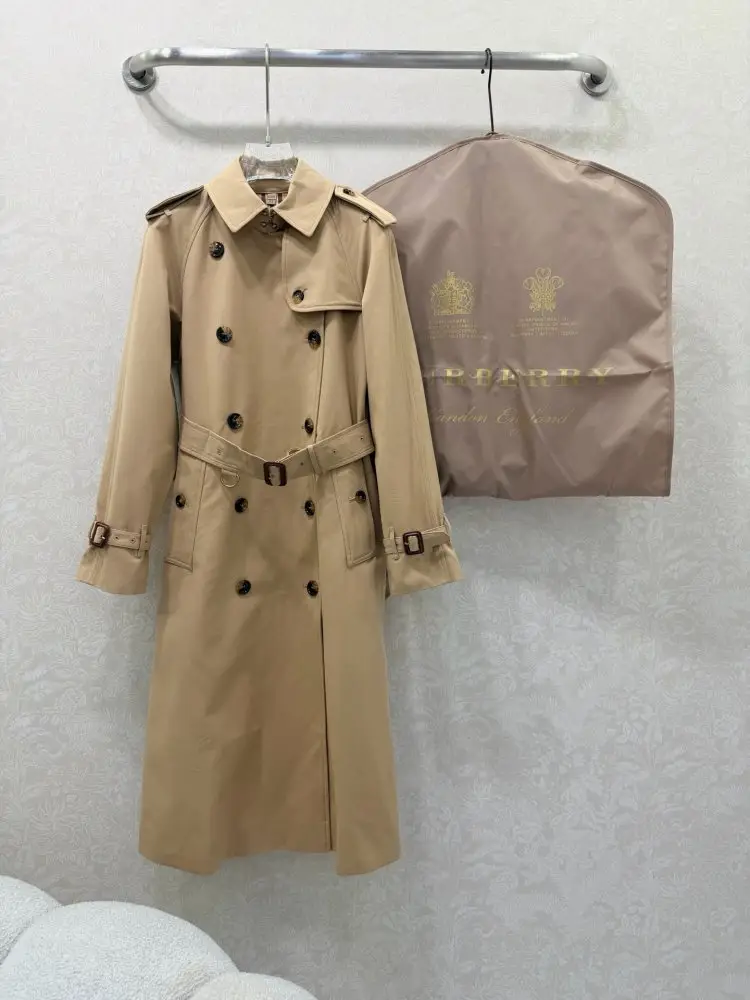Burberry — A long trench Kensington