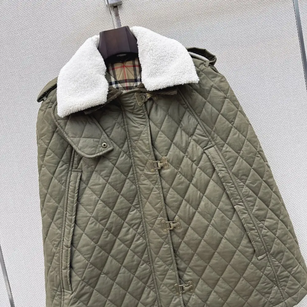 Burberry Пальто-накидка в стиле кейп с отстегивающимся меховым воротником — Фото 2
