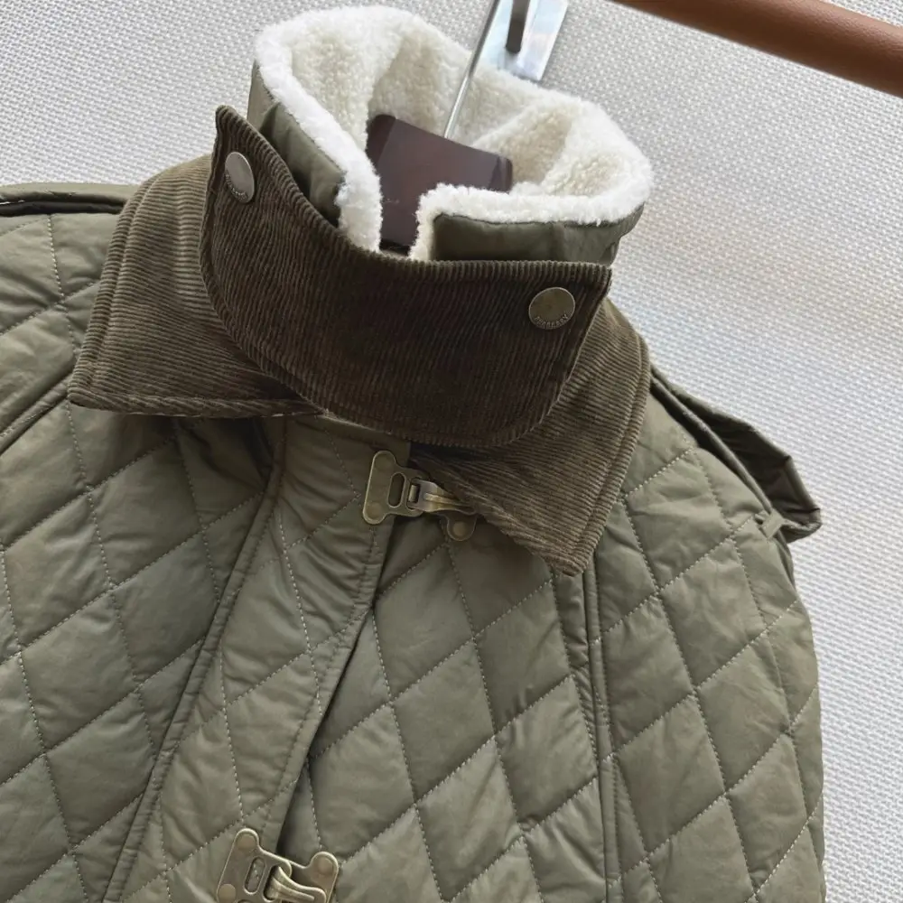Burberry Пальто-накидка в стиле кейп с отстегивающимся меховым воротником — Фото 4
