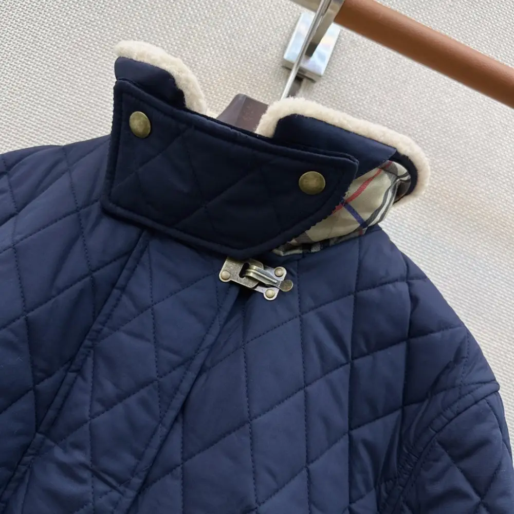 Burberry Пальто-накидка в стиле кейп с отстегивающимся меховым воротником — Фото 4