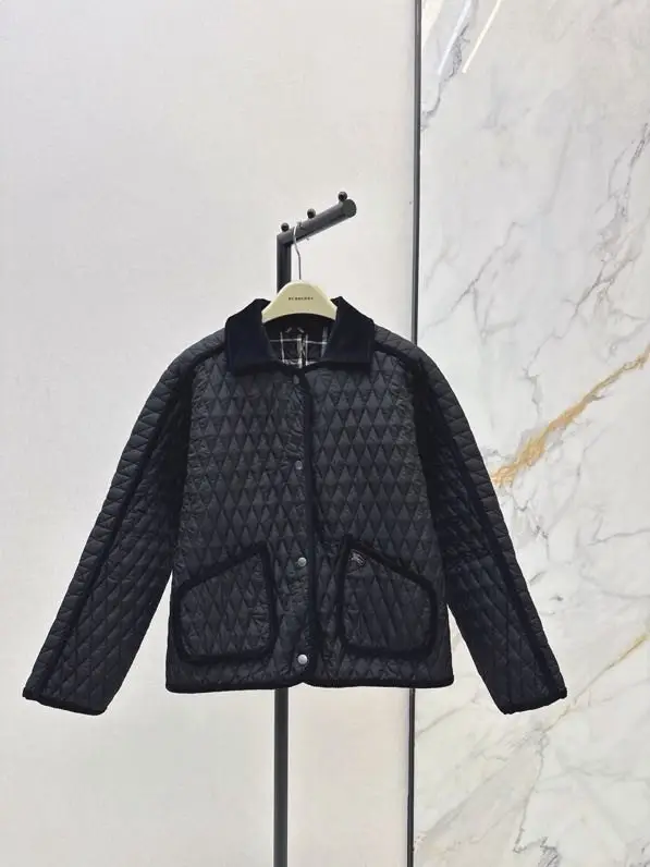 Burberry Comforters coat from ромбовидным pattern — Photo 1