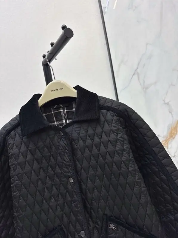Burberry Comforters coat from ромбовидным pattern — Photo 3