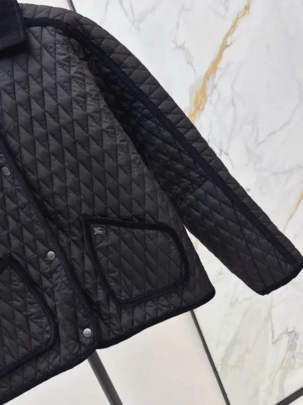Burberry Comforters coat from ромбовидным pattern — Photo 5