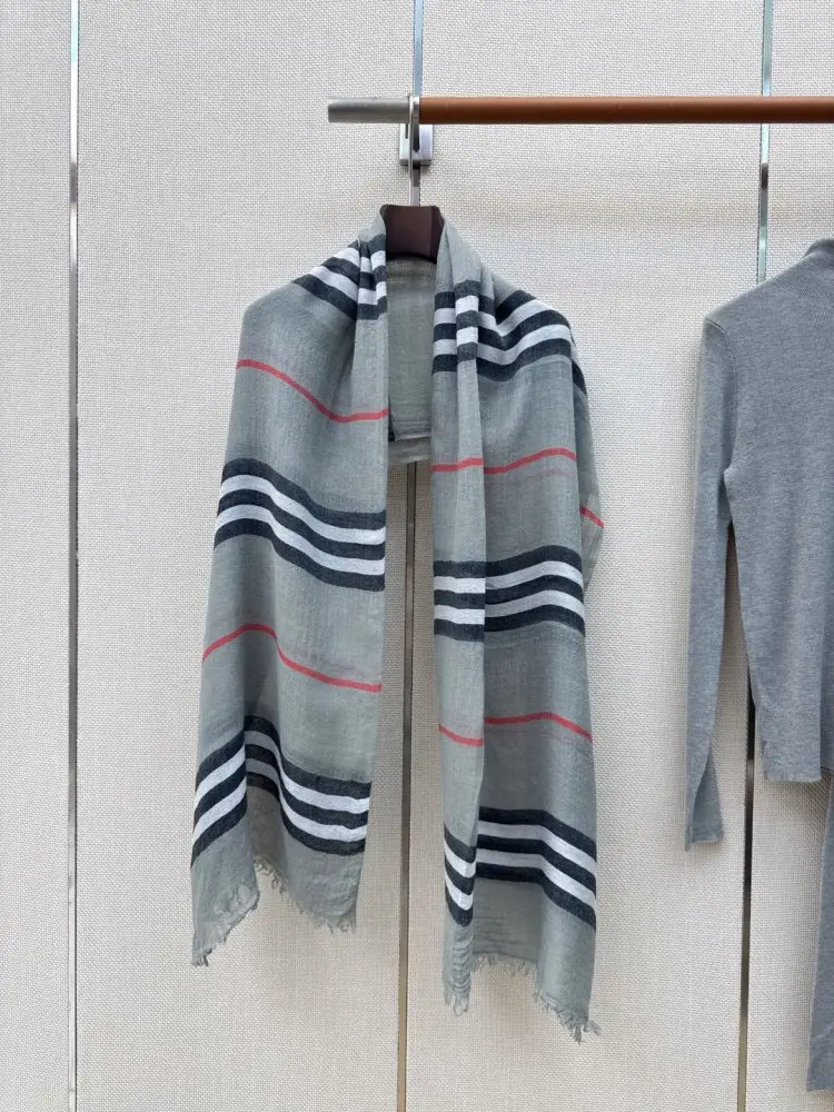 Burberry Костюм женский — Фото 4