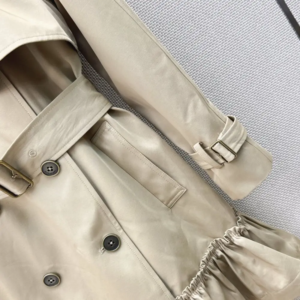 Burberry Двубортный тренч средней длины с оборками по низу — Фото 5