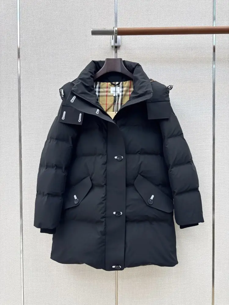 Burberry Down jacket female — Photo 2