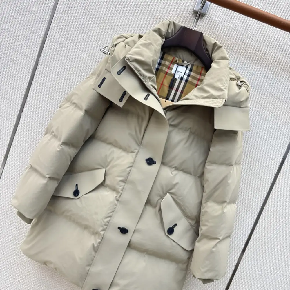 Burberry Пуховик женский — Фото 3