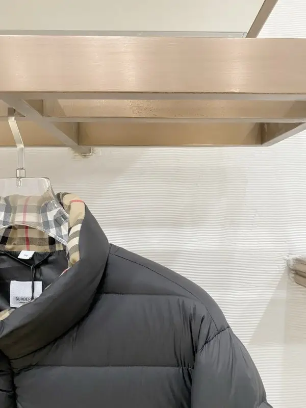 Burberry Down jacket male — Photo 3