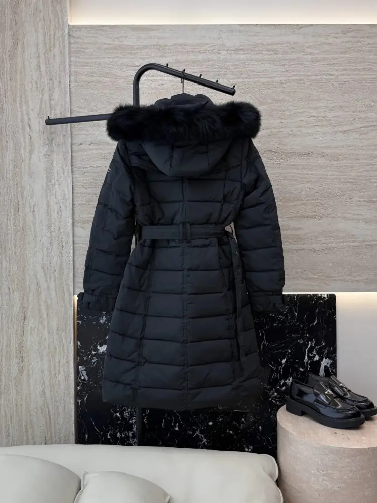 Burberry Двубортная jacket on feathers with removable collar of fox fur — Photo 2