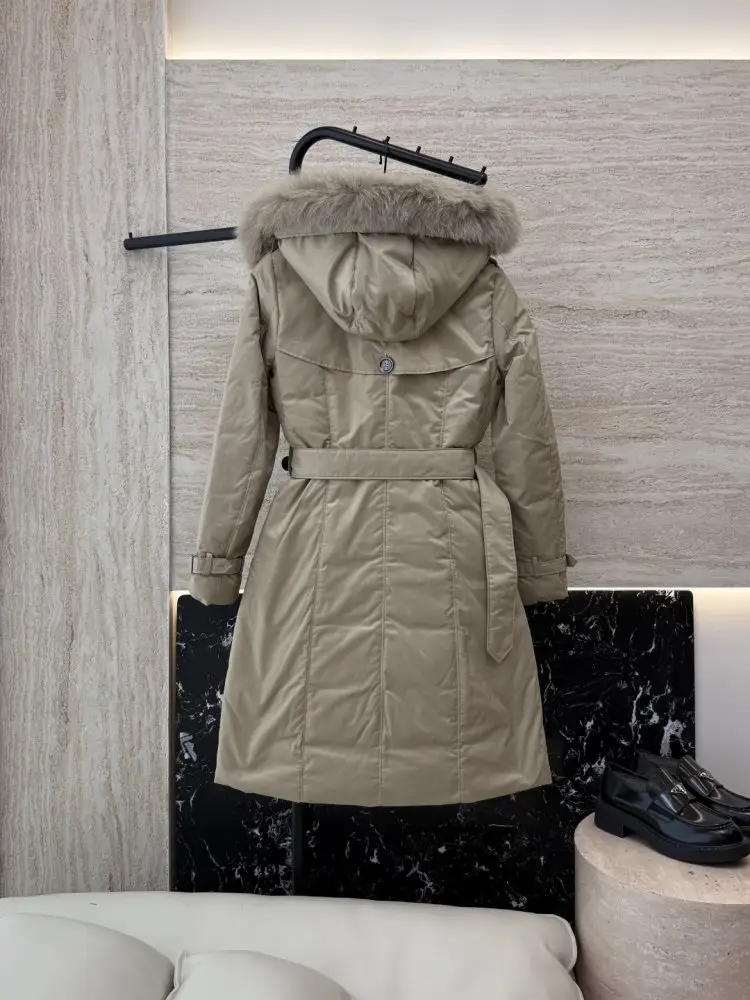 Burberry Двубортная jacket on feathers with removable collar of fox fur — Photo 2