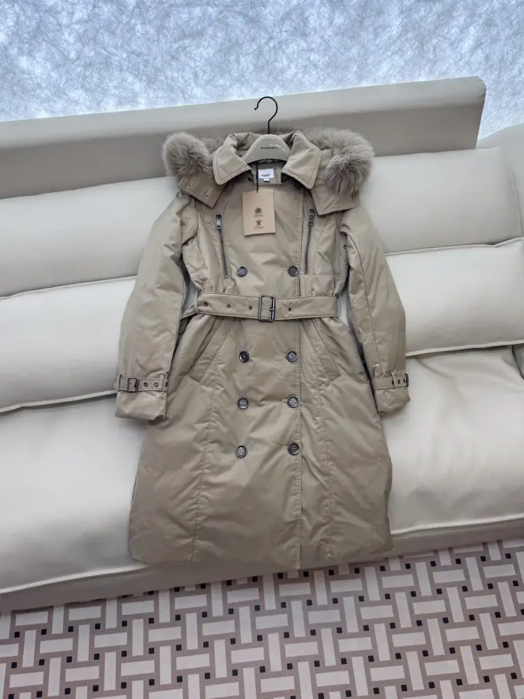 Burberry Двубортная jacket on feathers with removable collar of fox fur — Photo 3