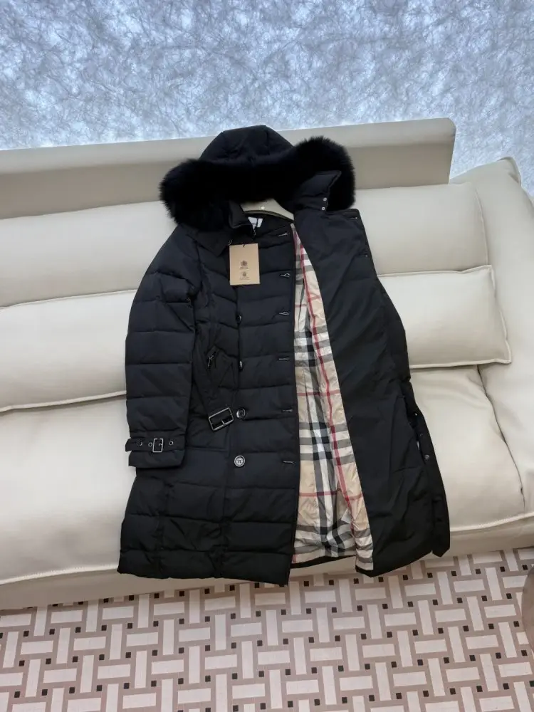 Burberry Двубортная jacket on feathers with removable collar of fox fur — Photo 4