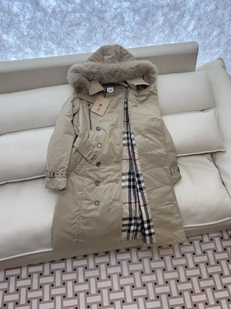 Burberry Двубортная jacket on feathers with removable collar of fox fur — Photo 4