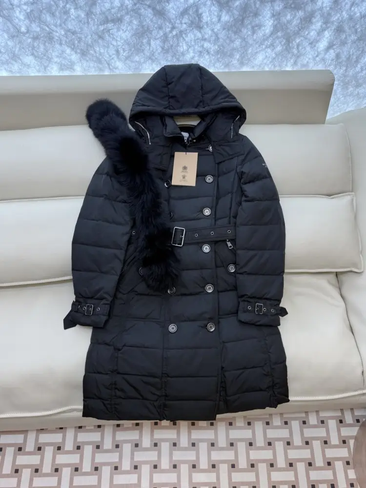 Burberry Двубортная jacket on feathers with removable collar of fox fur — Photo 5