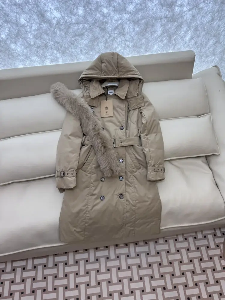 Burberry Двубортная jacket on feathers with removable collar of fox fur — Photo 5