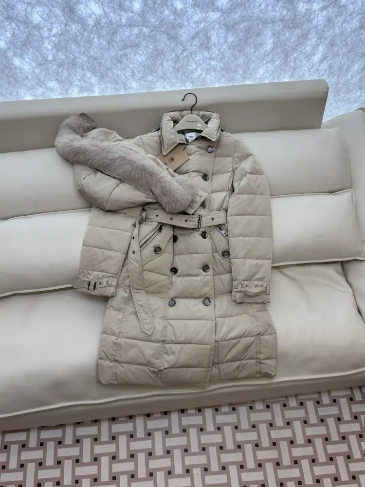 Burberry Двубортная куртка на пуху зі знімним коміром з лисячого хутра — Фото 5