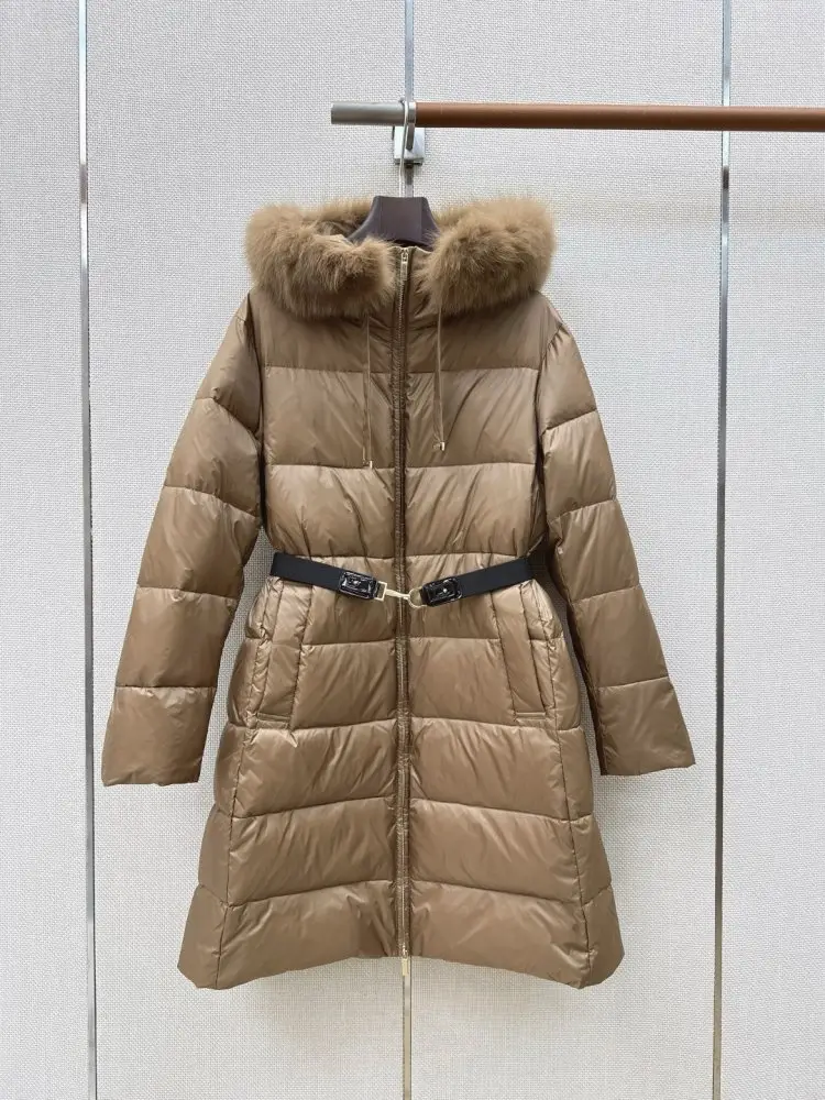 Burberry — Пуховая куртка средней длины с капюшоном и меховым воротником