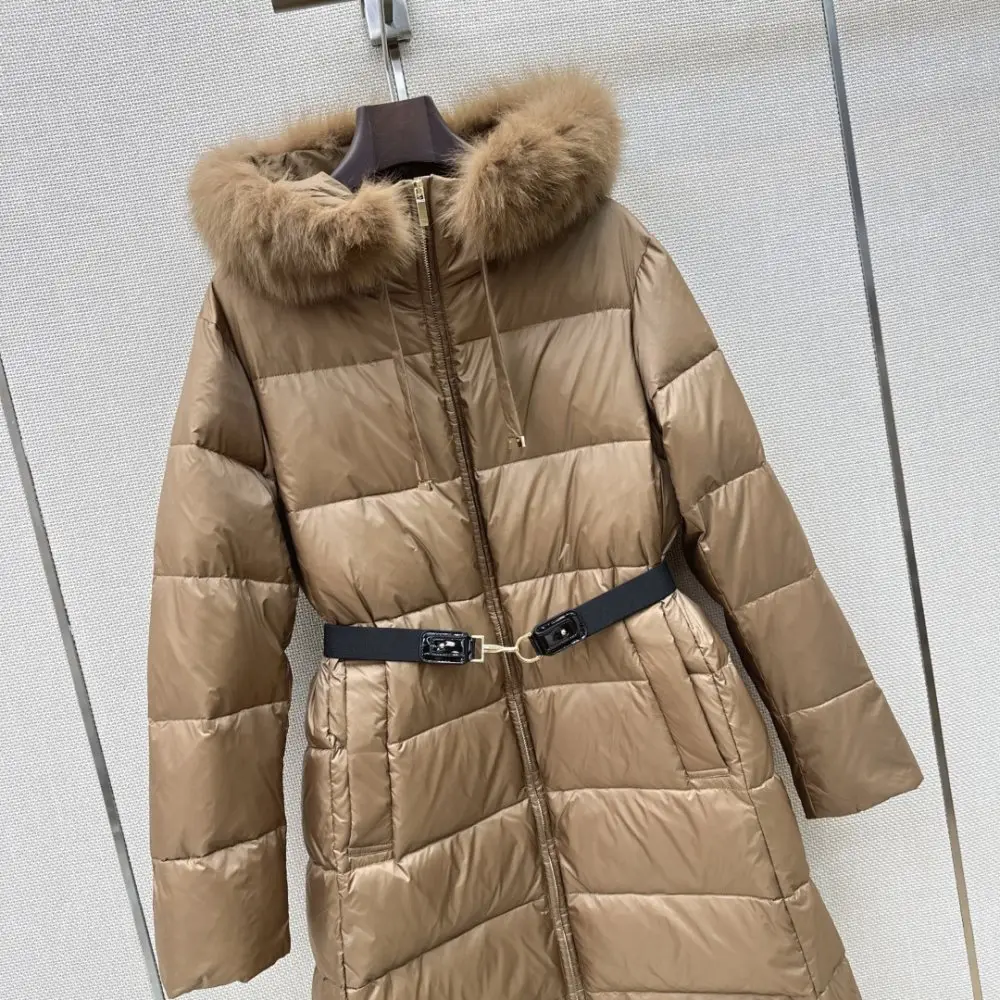 Burberry Пуховая куртка средней длины с капюшоном и меховым воротником — Фото 2