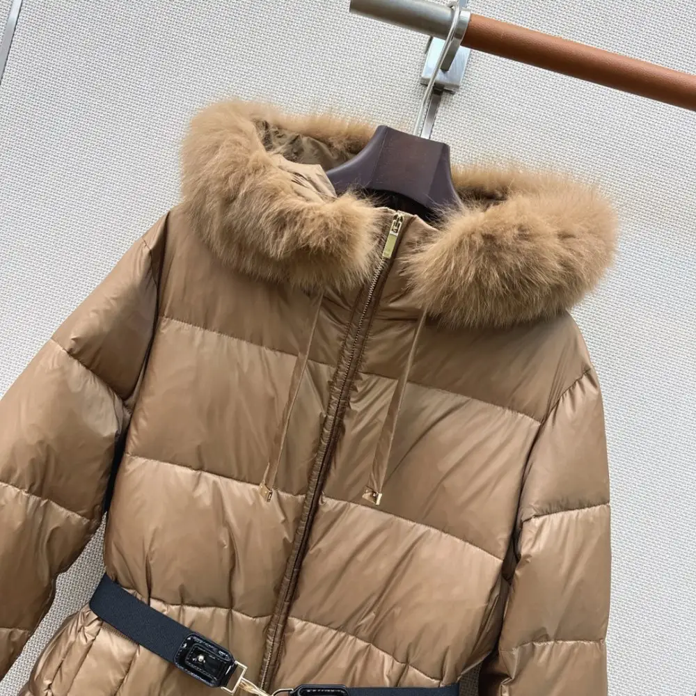 Burberry Пуховая куртка средней длины с капюшоном и меховым воротником — Фото 3