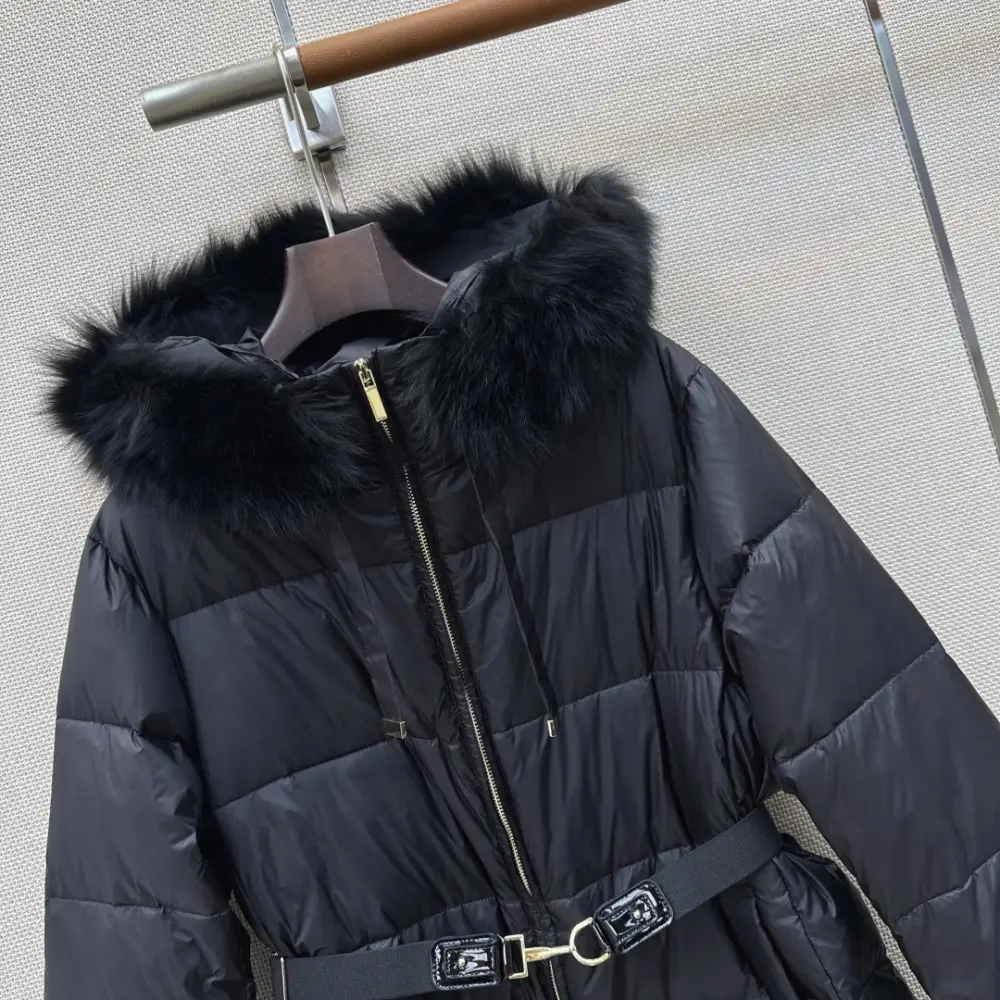 Burberry Пуховая куртка средней длины с капюшоном и меховым воротником — Фото 3