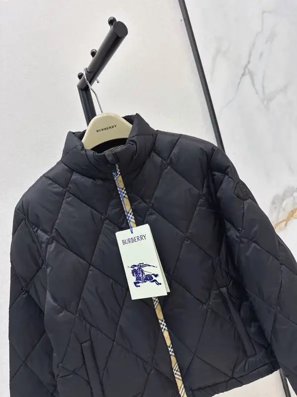Burberry Куртка бомбер на пуху женская — Фото 2