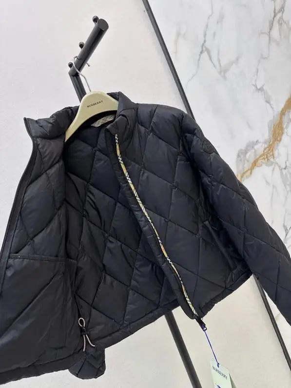 Burberry Куртка бомбер на пуху женская — Фото 4