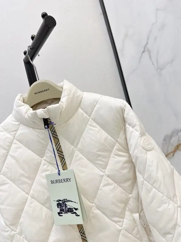 Burberry Куртка бомбер на пуху жіноча — Фото 4