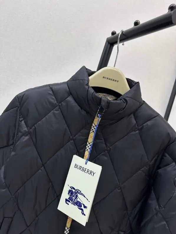 Burberry Куртка бомбер на пуху женская — Фото 5