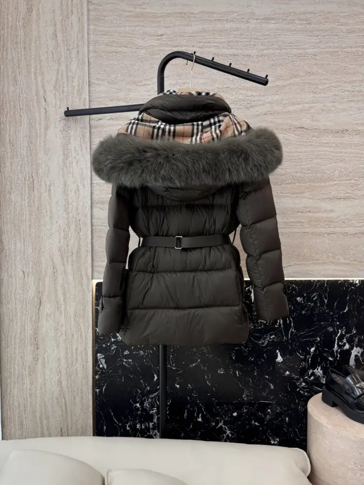 Burberry Jacket Down jacket оверсайз from collar of fox fur — Photo 2