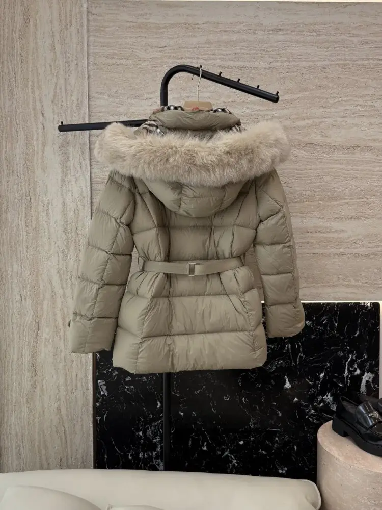 Burberry Jacket Down jacket оверсайз from collar of fox fur — Photo 2