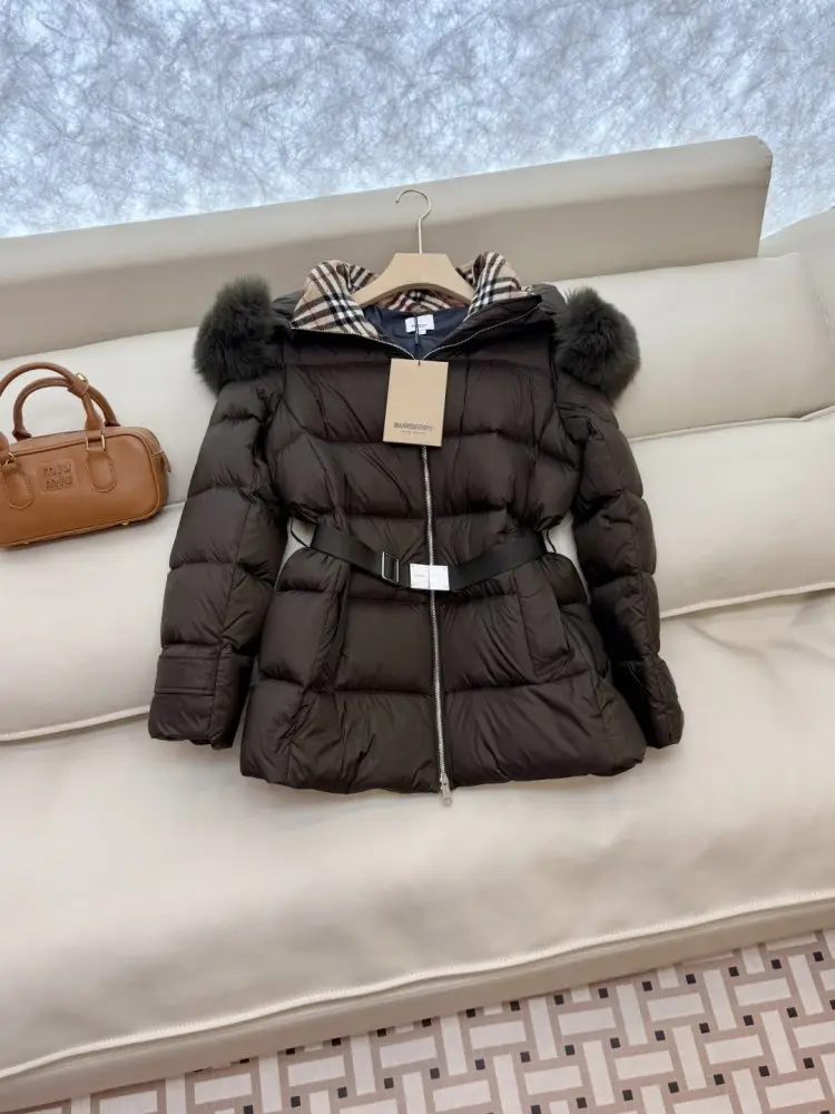 Burberry Jacket Down jacket оверсайз from collar of fox fur — Photo 3