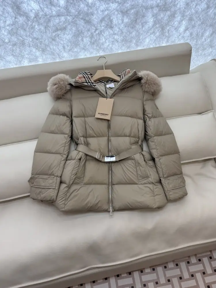 Burberry Jacket Down jacket оверсайз from collar of fox fur — Photo 3