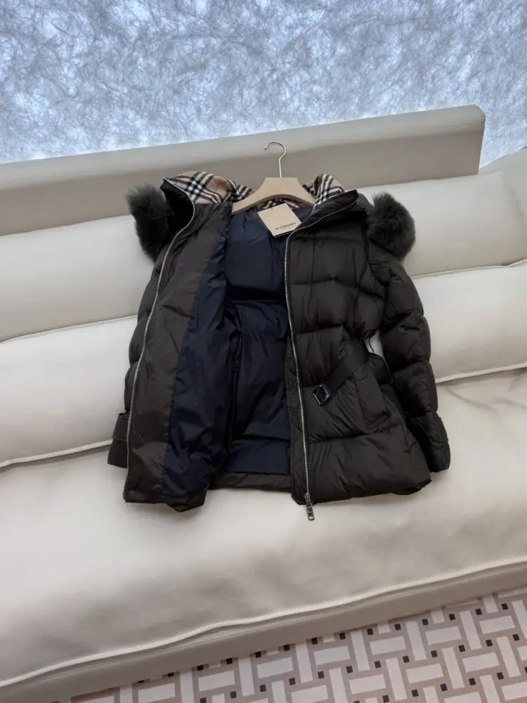 Burberry Jacket Down jacket оверсайз from collar of fox fur — Photo 4
