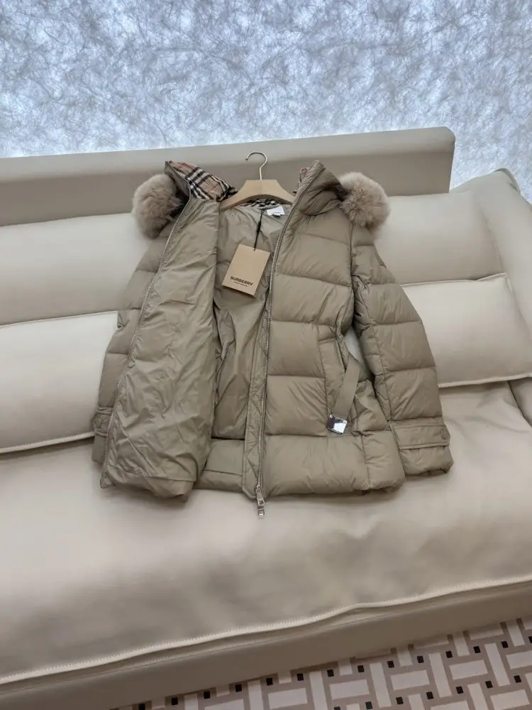 Burberry Jacket Down jacket оверсайз from collar of fox fur — Photo 4
