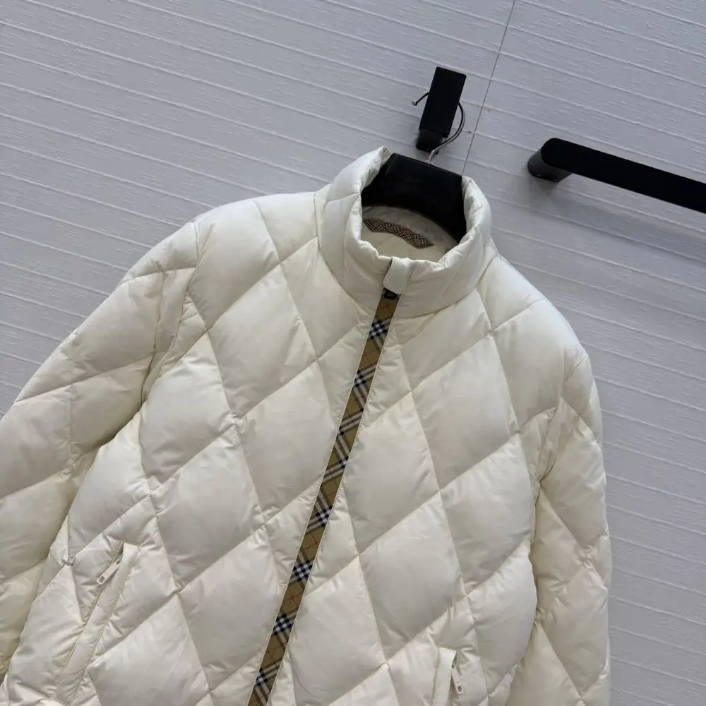 Burberry Куртка пуховик жіноча — Фото 2