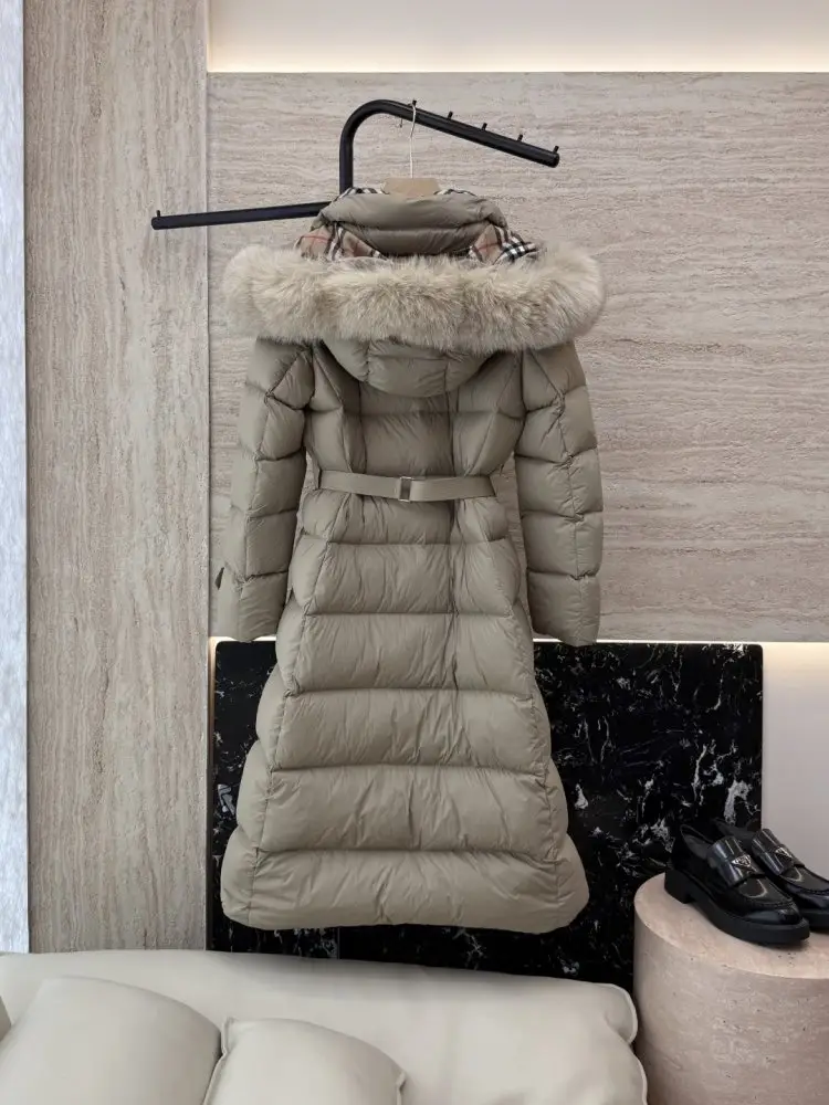 Burberry Куртка женская длинная с воротником из лисьего меха — Фото 2