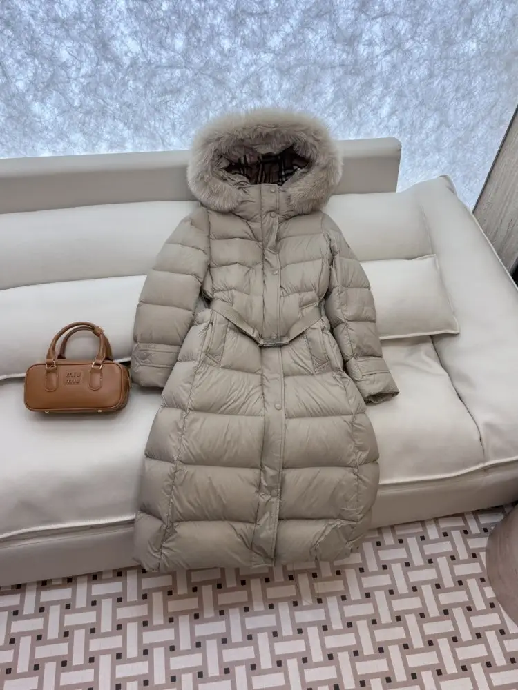 Burberry Куртка женская длинная с воротником из лисьего меха — Фото 3