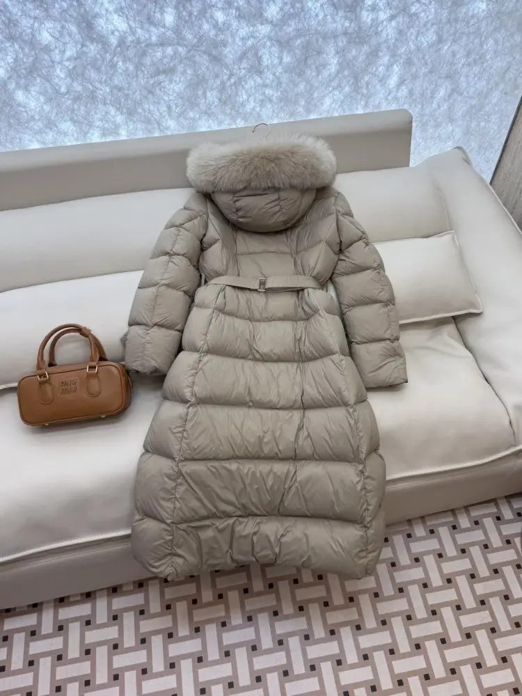 Burberry Куртка женская длинная с воротником из лисьего меха — Фото 4