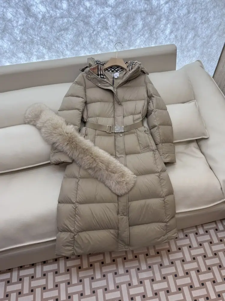 Burberry Куртка женская длинная с воротником из лисьего меха — Фото 5